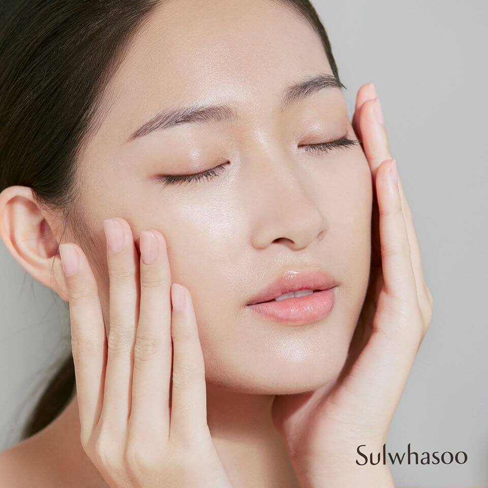 Sulwhasoo First Care Activating Serum 8 ml New JAUM ActivatorTM Sulwhasoo “First Care Activating Serum” ทีสุดแห่งเซรั่มกับการเปลี่ยนแปลงครั้งใหญ่ของ First Care Activating Serum รุ่นที่ 5 สู่ปีที่ 23 แห่งการค้นคว้า ผนวกกับที่สุดแห่งเทคโนโลยี JAUM Activator™ มอบผลลัพธ์อันทรงอานุภาพที่มากกว่าทุกรุ่นที่ผ่านมา First Care Activating Serum ขั้นตอนแรกที่ช่วยเสริมอานุภาพขีดความสามารถในการปรนนิบัติผิว พร้อมการดูแลลดเลือนริ้วรอยแรกเริ่มอันเป็นเอกลักษณ์ของแบรนด์โซลวาซู สู่การฟื้นฟูผิวให้มีสุขภาพดีในทุกๆวัน