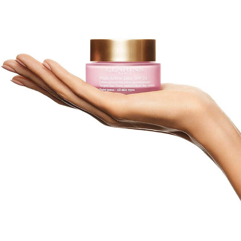 larins Multi-Active Jour Targets Fine Lines Antioxidant Day Cream 5 ml   ครีมเจลลดเลือนริ้วรอยสำหรับตอนเช้า ผิวธรรมดา  - ผิวแห้ง ช่วยชะลอการเกิดริ้วรอยแรกเริ่ม เนื้อบางเบา ซึมซาบไว สบายผิว ให้ผิวได้รับการผ่อนคลายจากความเหนื่อยล้าระหว่างวัน ปรับผิวให้สว่างกระจ่างใส สดใส กระตุ้นการผลัดเซลล์ผิว  คืนความยืดหยุ่น ผิวกระชับ เปล่งปลั่ง เรียบเนียน นุ่มนวล อ่อนเยาว์ อย่างเป็นธรรมชาติ พร้อมรับผิวที่ดูดีขึ้นในทุกเช้าสำหรับ คลาแรงส์ เหนือกว่าการปกป้อง คือการยับยั้งการเกิดริ้วรอยแรกก่อนวัย ด้วยสารสกัดจากพืชที่ท้าทายการเดินทางของเวลา  ด้วยสูตรประสิทธิภาพต่อต้านอันตรายจากความอ่อนล้า มลภาวะ และความเครียดของผิวจากแสงแดด ให้ผิวคงความสวย เรียบเนียน ชุ่มชื้น อ่อนวัยพร้อมได้รับการปกป้องยาวนานตลอดวัน